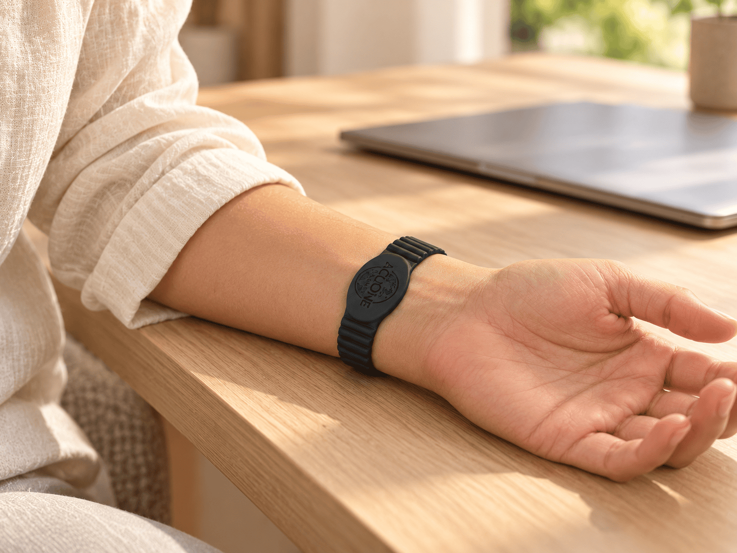Bracelet AcuOne Magnet porté sur la face palmaire du poignet au bureau.